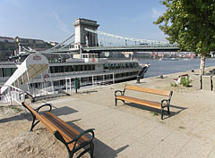 Excursion boat station on the eastern abutment of the Széchenyi Chain Bridge ("Lánchíd") - Budapest, Ungari