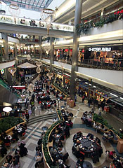 True contemporary mall: promenades, "bridges", shops, restaurants and entertaining services on several levels - Budapest, Ungari