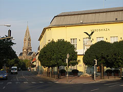 The yellow Town Hall building of Rákospalota neighborhood, as well as the Roman Catholic Parish Church in the distance - Budapest, Ungari