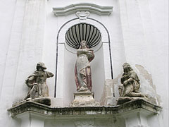 Statues above the entrance of the St. Stephen's Roman Catholic Church - Nagyvázsony, Ungari