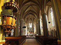 The pulpit and the columns in the nave - Budapest, Ungarn