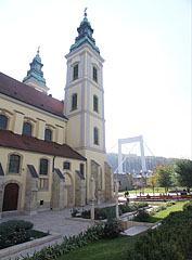 The so-called medieval garden beside the Inner City Parish Church (and the Elisabeth Bridge is in the distance) - Budapest, Ungarn