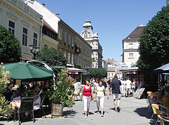 Summer mood on the car-free street - Győr, Ungarn