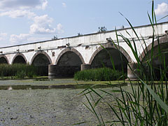 The Nine-holed Bridge of Hortobágy ("Kilenclyukú híd") in summer - Hortobágy, Ungarn