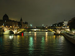 The Seine River and Pont Notre Dame (Notre Dame Bridge) - Paris, Frankrig