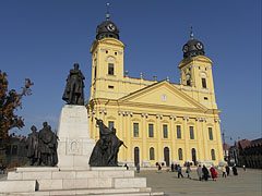 Great Reformed Church of Debrecen (Nagytemplom) with a statue of Lajos Kossuth Hungarian politician in front of it - Debrecen, Ungern