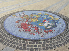 Coat of arms of Debrecen on the floor decoration at the main square - Debrecen, Ungern