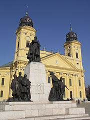 Kossuth statue in front of the Protestant Great Church of Debrecen (Nagytemplom) - Debrecen, Ungern