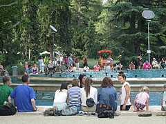 Tourists at the Music Fountain - Βουδαπέστη, Ουγγαρία