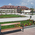 The renewed and completely changed main square (in the near the park, farther the Town Hall can be seen) - Gödöllő, Ουγγαρία