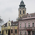 Shops on the main square with the tower of the Roman Catholic church in the background - Szentgotthárd, Ουγγαρία