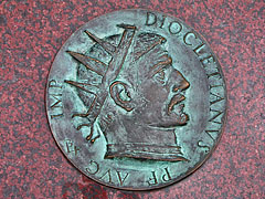 The coin imitating portrait of Diocletianus roman emperor, on the sculpture called "Emperor's stone" in the main square - Szombathely, Ουγγαρία