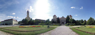 Thury Castle and the roman catholic church - Várpalota, Ουγγαρία