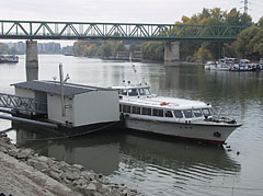 Harbor and railway bridge on River Danube, in the Újpest Bay - بودابست, هنغاريا