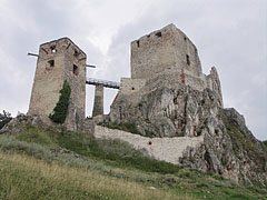 The ruins of the medieval Castle of Csesznek at 330 meters above sea level - Csesznek, هنغاريا