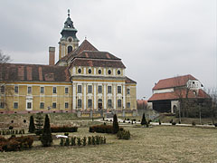 The Town Hall (former Cistercian Abbey of Szentgotthárd), as well as the theater building on the right (former so-called "Granary Church", in Hungarian "Magtártemplom") - Szentgotthárd, هنغاريا