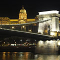 The Széchenyi Chain Bridge ("Lánchíd") with the Buda Castle Palace by night - ブダペスト, ハンガリー