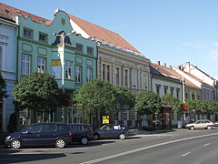 Colorful houses on the main square - Tapolca, ハンガリー