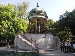 The pavilion of the Music Well or Bodor Well (in Hungarian "Zenélő kút"), a kind of bandstand - 부다페스트, 헝가리