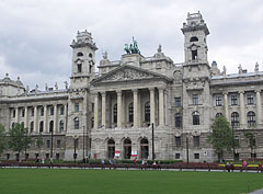 The neo-renaissance style Palace of Justice (in Hungarian "Igazságügyi Palota") - 부다페스트, 헝가리