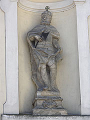 Statue of St. Ladislas of Hungary with an axe in his hand in a wall niche on the Roman Catholic Great Church - Jászberény, 헝가리