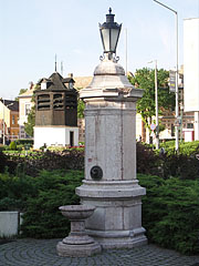 Fényes Well (literally "Shiny well"), a red limestone dringing well on the main street - Tata, 헝가리