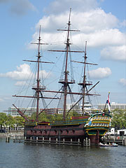 The "Amsterdam" was a sailing cargo ship of the Dutch East India Company (so-called VOC ship or East Indiaman class ship) - 阿姆斯特丹, 荷兰