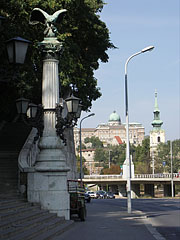 Stairs from the Elizabeth Bridge up to the hill, and in addition the Buda Castle can be seen in the distance  - 布达佩斯, 匈牙利