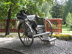 Metal sculpture of Gyula Krúdy Hungarian writer, sitting on a carriage - Siófok, 匈牙利