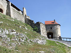 The western part of the castle wall and the outer gatehouse on the rocky castle hill - Sümeg, Мађарска