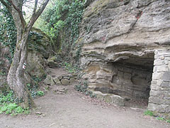 Monk Dwellings, namely hollowed out artificial caverns in the 20 to 30 meter high vertical basalt tuff rock wall of the Óvár Hill in Tihany - Tihany, Мађарска