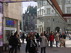Passers-by on the Corvin köz (street) and on the boulevard - Budimpešta, Mađarska