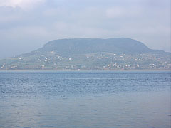 A Badacsony-hegy a Balaton déli partjáról, Fonyód felől nézve - Badacsonytomaj, Magyarország