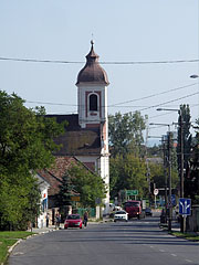 A Szent Ignác római katolikus templom a főút mellett - Balatonalmádi, Magyarország