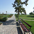 Strand és park egyben, hívogató pihenőpadokkal - Balatonfüred, Magyarország