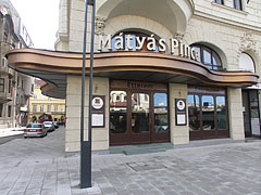 Az 1904-ben megnyitott patinás Mátyás Pince étterem és söröző - Budapest, Magyarország