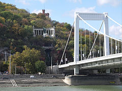 Szent Gellért püspök szobra és az Erzsébet híd - Budapest, Magyarország