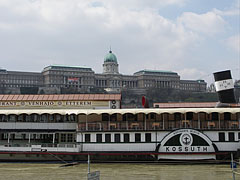 A "Kossuth" múzeum- és étteremhajó, rajta a Vénhajó étterem, a kép hátterét a Budavári Palota hatalmas épülettömbje tölti ki - Budapest, Magyarország