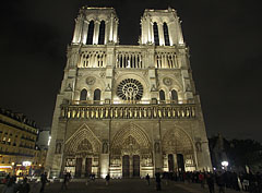 A párizsi Notre-Dame-székesegyház, más néven Notre-Dame-katedrális ("Notre-Dame de Paris") - Párizs, Franciaország